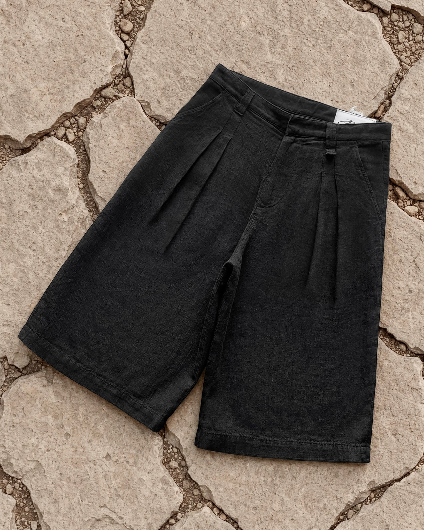 Reaven Black Linen Pleated Jorts